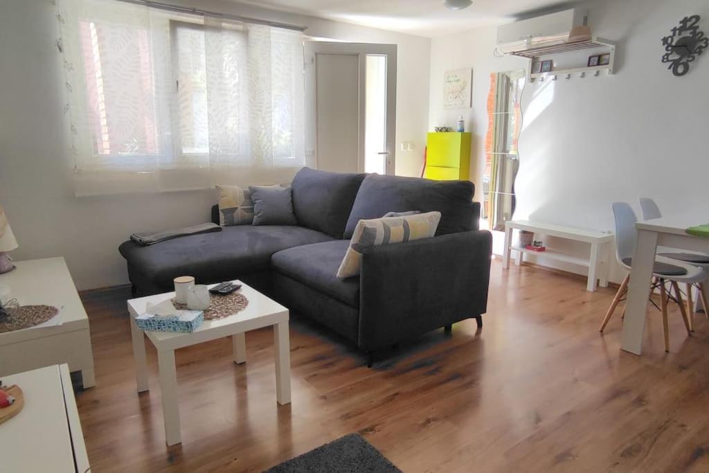 Modern Apartment In โปเรช ภายนอก รูปภาพ