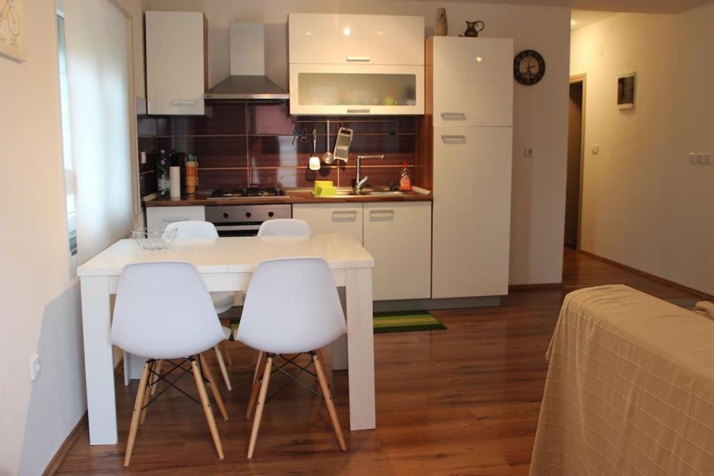 Modern Apartment In โปเรช ภายนอก รูปภาพ